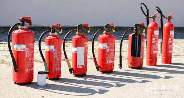 bob半岛平台下载干粉灭火器有哪几种消防器材有哪些种类遇到火灾如何逃生？灭火器有