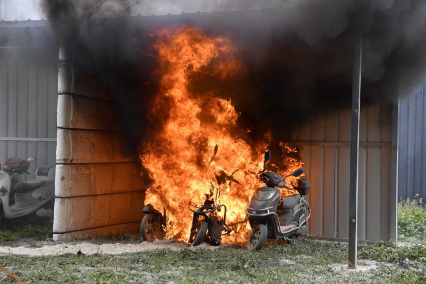 BOB半岛官方网站消防器材有哪些种类干粉灭火器有哪几种四川消防对比实验：电动自行(图1)
