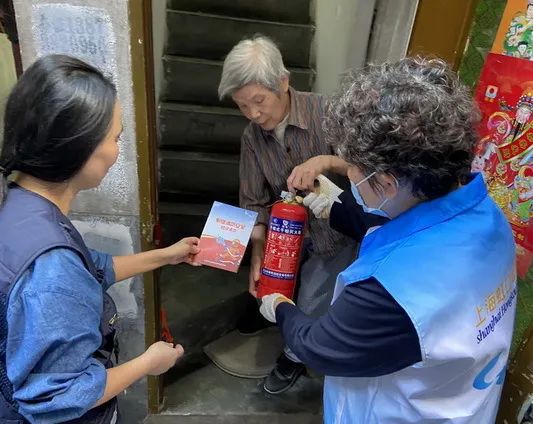 BOB半岛平台消防器材有哪些种类干粉灭火器用的什么粉虹口这个街道为2000户家庭(图2)