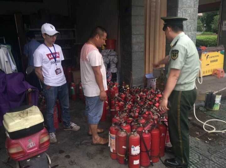 BOB半岛官方网站消防灭火器在哪里买灭火器厂家浦江这家店私自灌装灭火器被端了(图1)