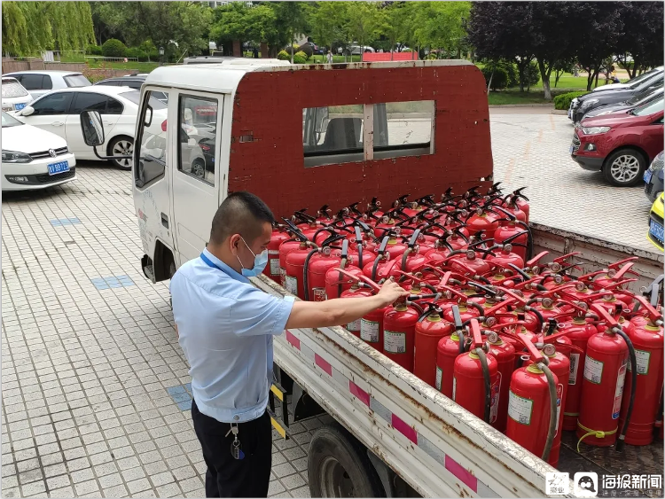 BOB半岛平台消防器材有哪些种类灭火器厂家守护幸福家园 崂山区网格员筑牢安全防线(图1)